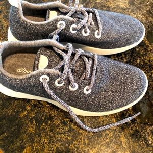 Women’s wool runners Allbirds size 8 never worn